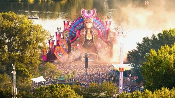 Optreden Sunnery James en Ryan Marciano tijdens festival met groot podium en water op de achtergrond - ID&T