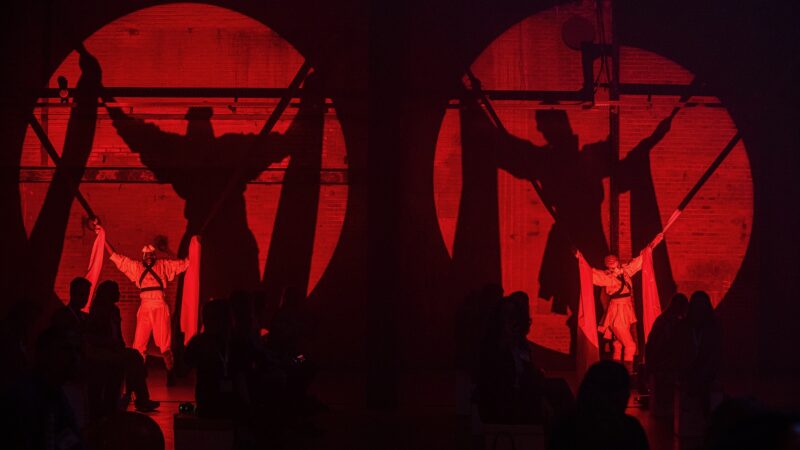 Optreden met vastgebonden mensen in rood licht ProjectPlayground_©FlorisHeuer_1267
