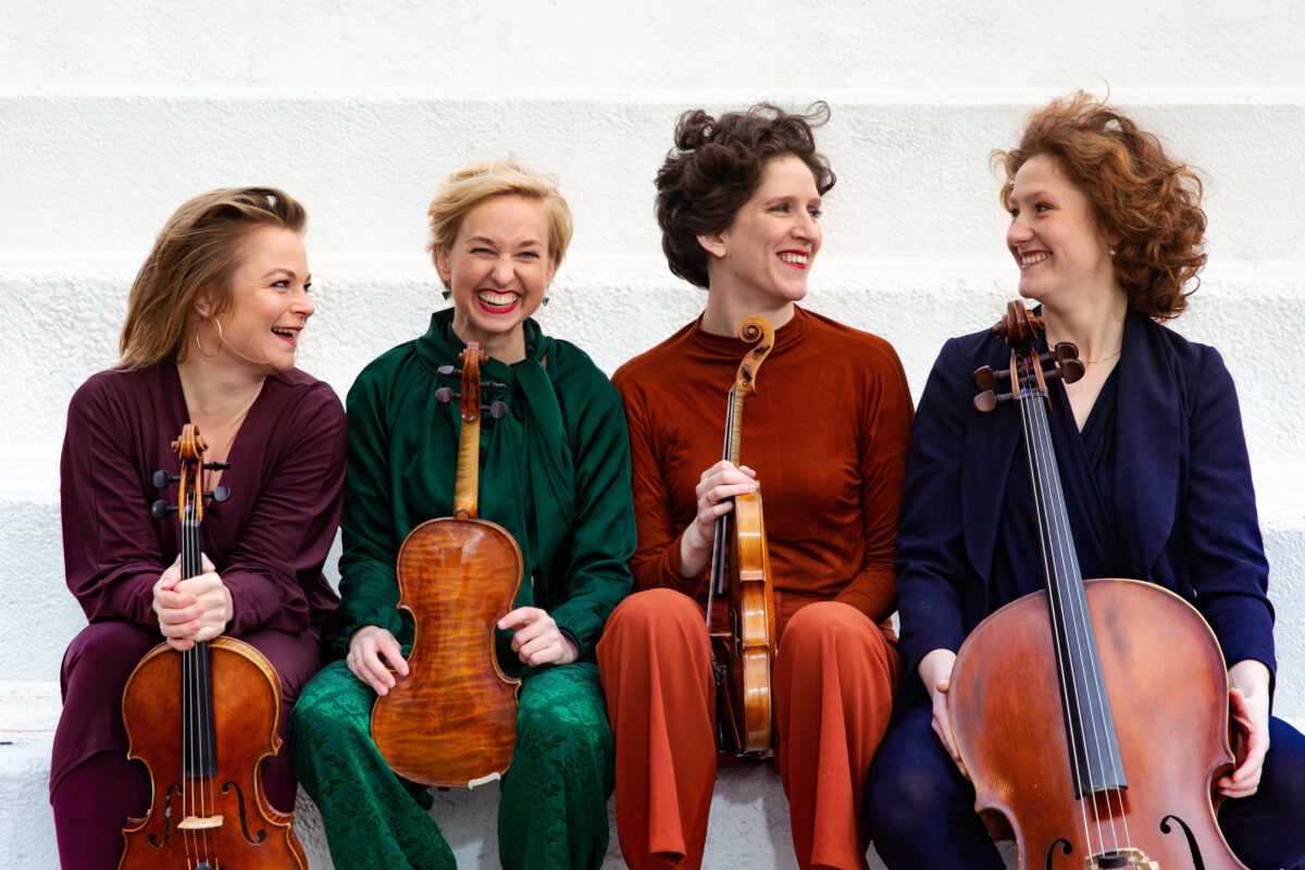4 vrouwen met strijkinstrumenten voor optreden - Ragazze Quartet