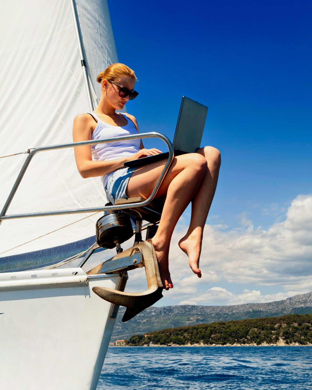 TUI Workation Vrouw met laptop op boot - werk en vakantie combineren