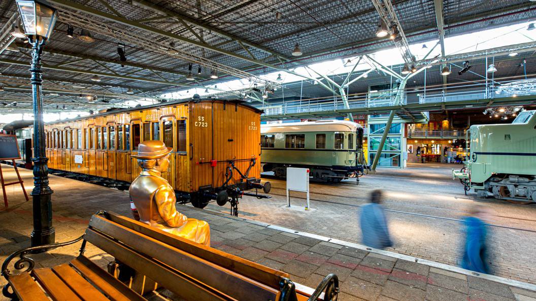 rangeerterrein binnen met treinen bij Spoorwegmuseum