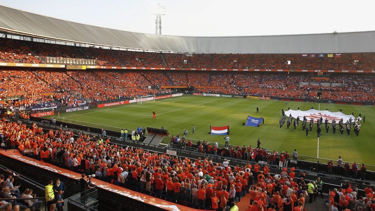 voetbalwedstrijd van oranje met veel publiek