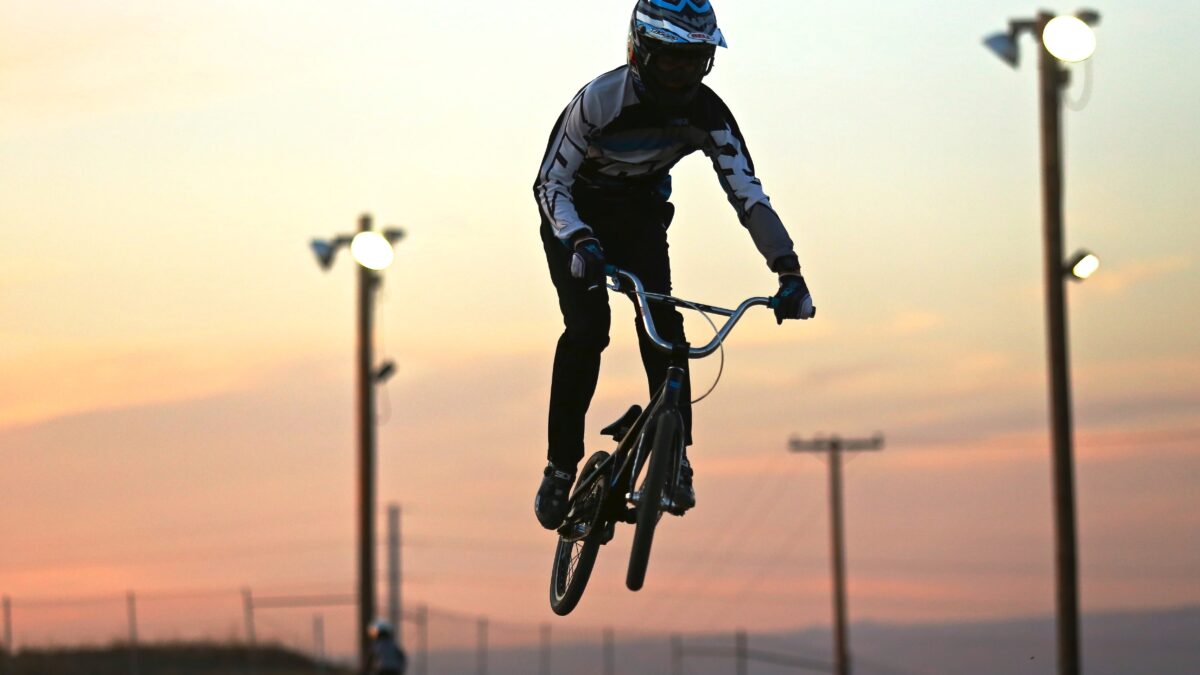 BMX fietser in de lucht