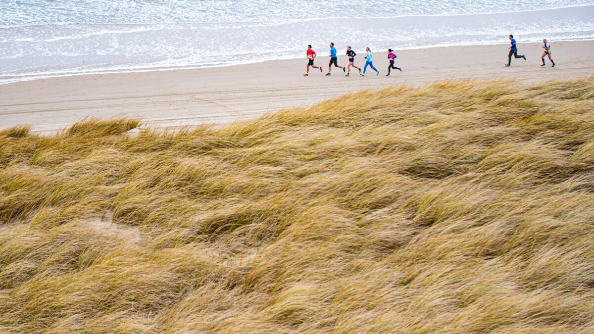 Mensen rennen op het strand