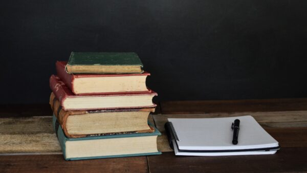 boeken opgestapeld en notitieblok