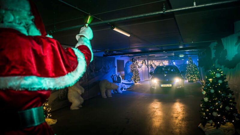 Kerstman wacht auto op - AFAS drive thru