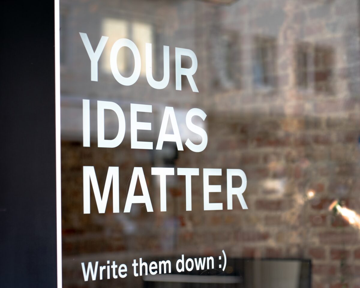 Letters op raam Your Ideas Matter write them down