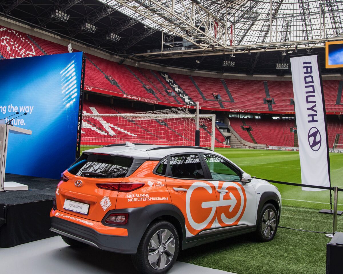 Promo Hyundai in Amsterdam Arena met auto op grasmat