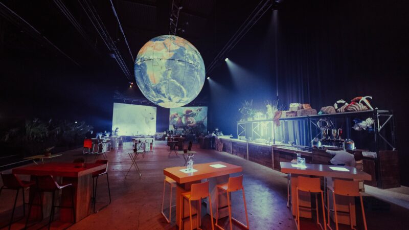 Black Box Theater Amsterdam buffet met wereldbol