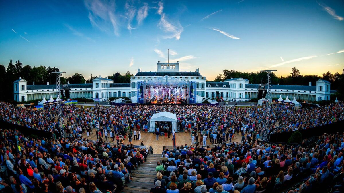 Paleis Soestdijk - Concerten in voortuin Royal Park mensen op de tribune