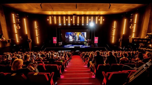 Back 2 Live congres in Beatrix Theater met 500 mensen in publiek