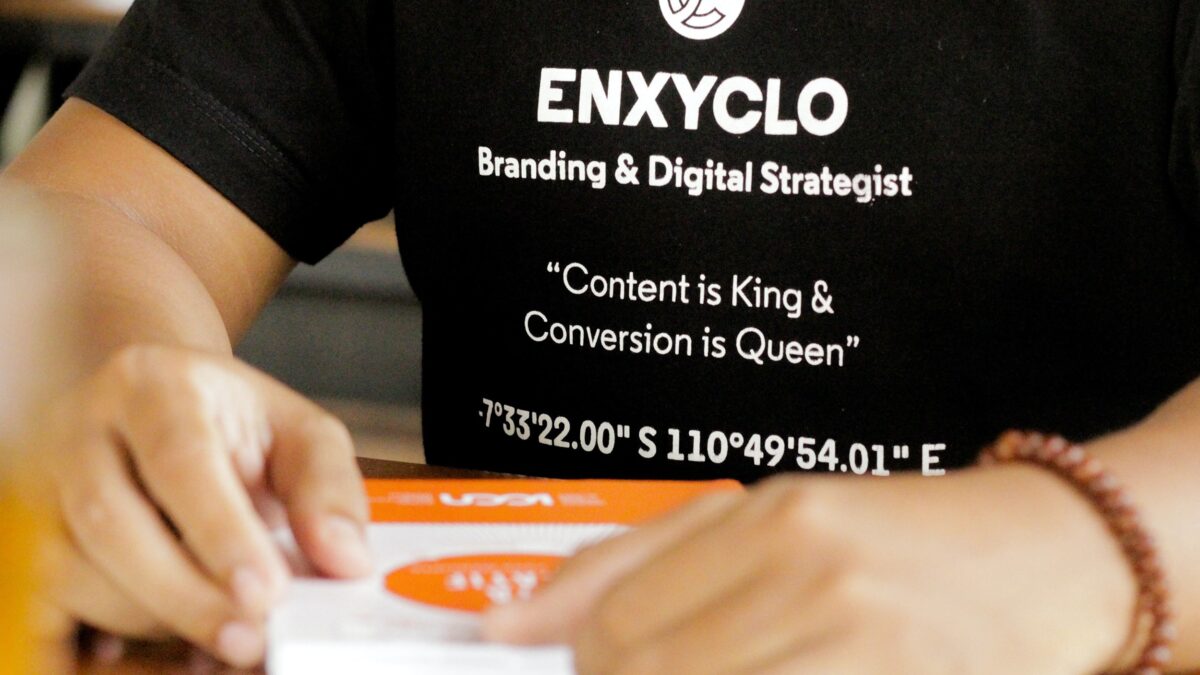 Man met zwart shirt met de tekst Branding & Digital Strategist - Content is king Conversion is Queen