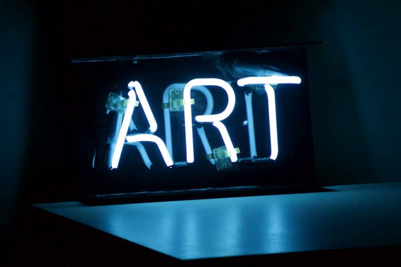 Neonletters met woord art