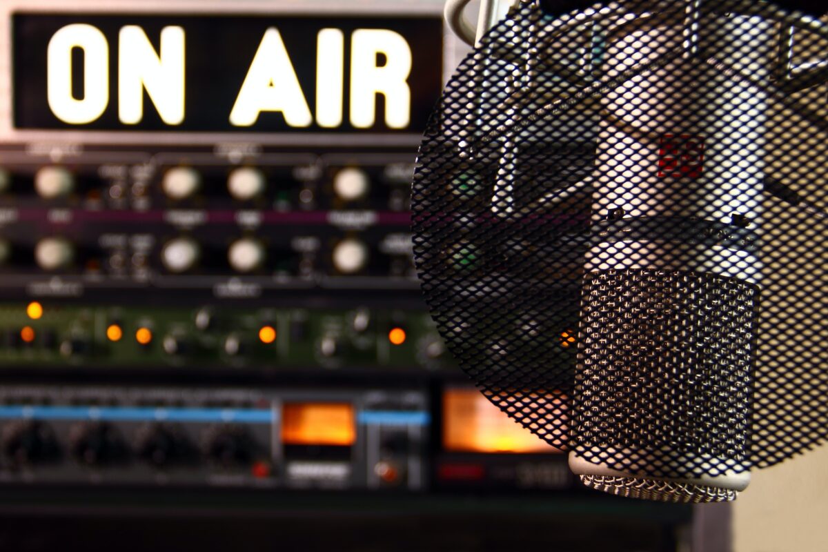One day radio microfoon in studio met bord on air