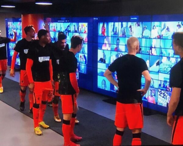 Digitale meet en greet met oranje voetbalteam in spelerstunnel op schermen