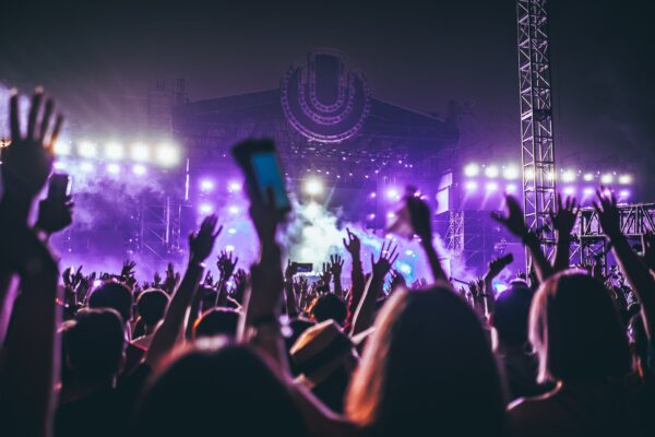 Festival met paars uitgelicht podium