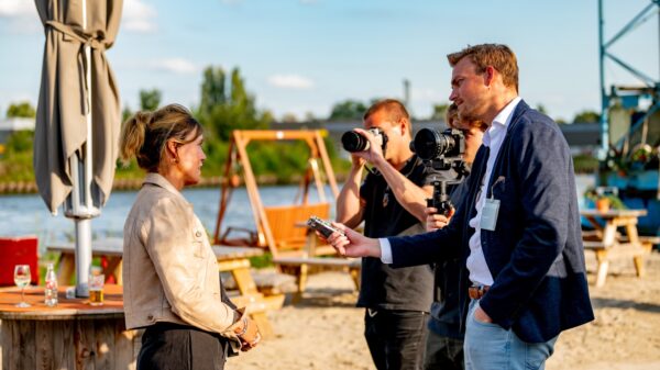 Obsession interviewt vrouw op strand voor onderzoek