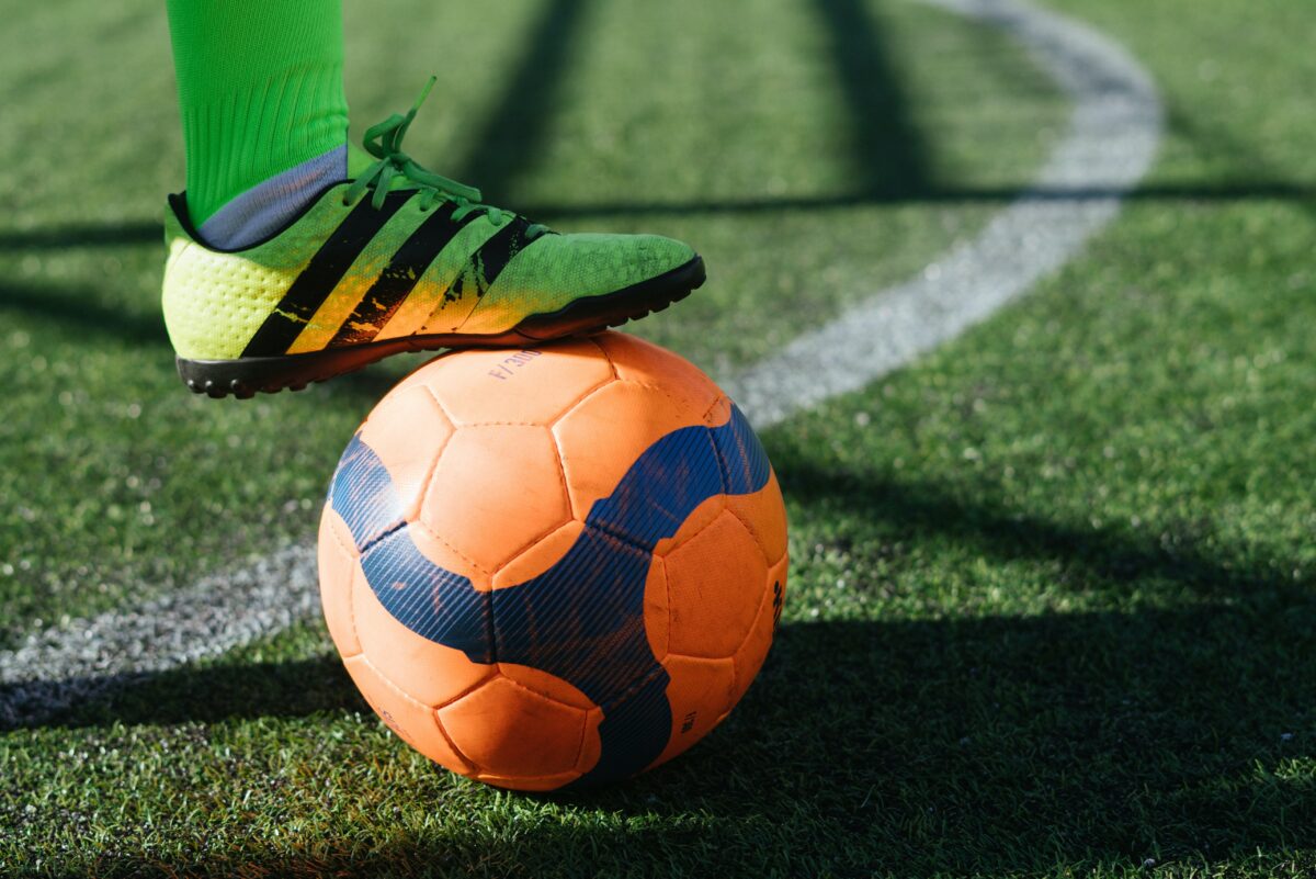 Oranje voetval met een voetbalschoen erop voetbalwedstrijd Johan Cruijff ArenA