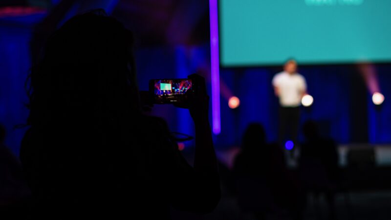 Sprekershuys iemand maakt foto van spreker tijdens online event