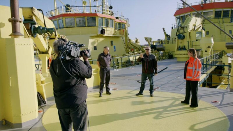 Cameraman op schip tijdens interview