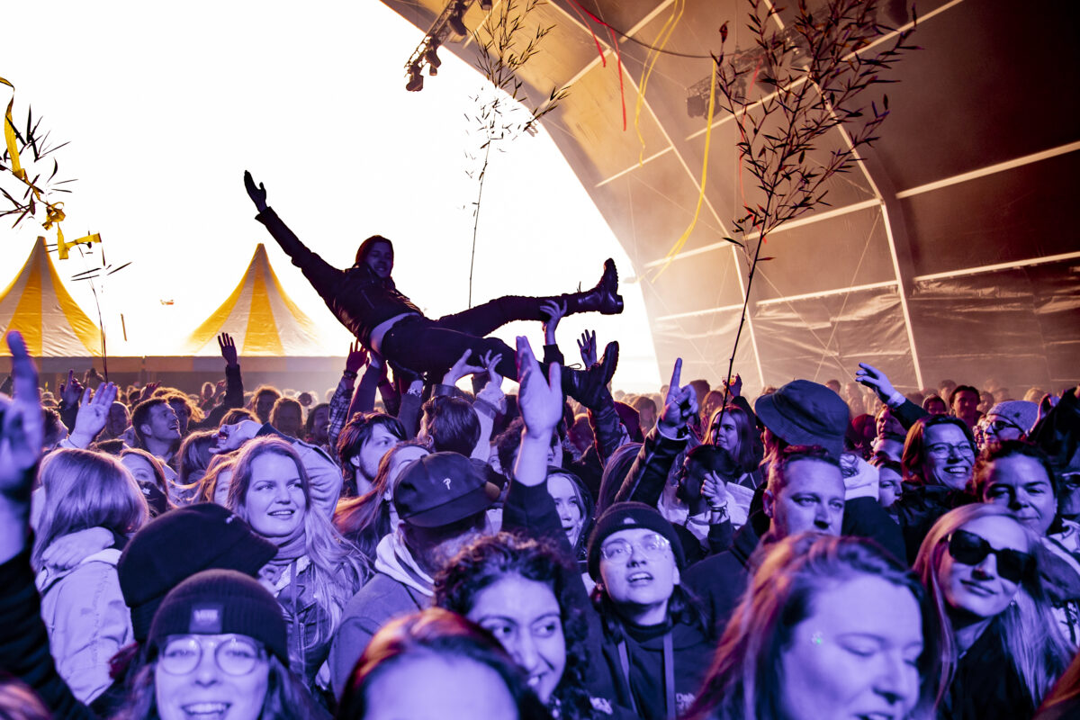 Dance Valley Iemand die aan het crowdsurfen is tijdens een festival in een tent