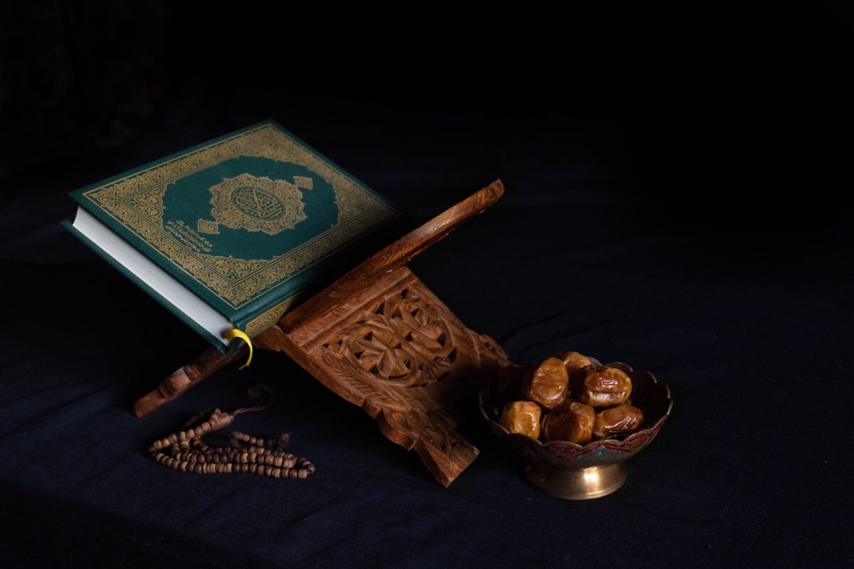 Koran op een tafeltje met vijgen ernaast Iftar