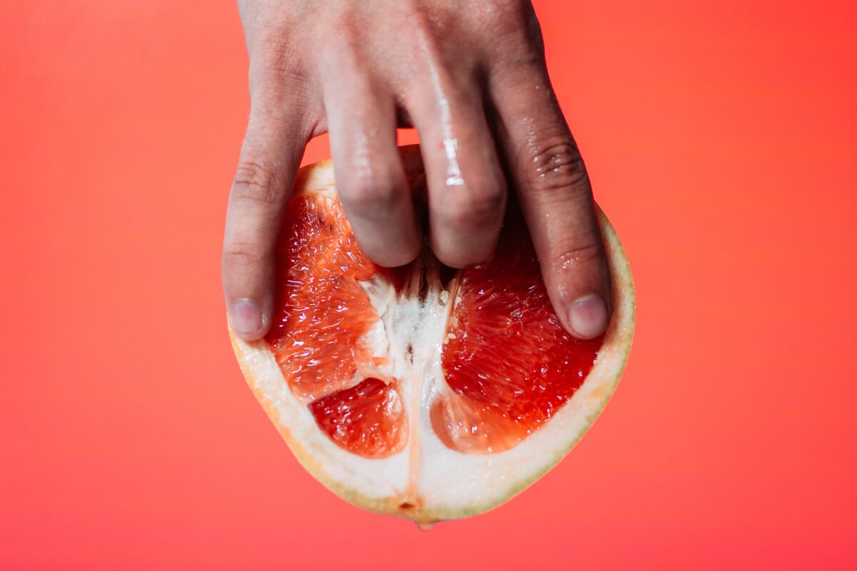 Mannenhand die een grapefruit vasthoudt