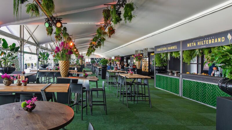 Parookaville - Platinum club - 2019 Van der Maarel eventstyling foodcourt met hoge tafels voor 4 personen
