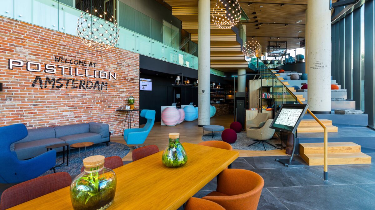 Postillion Amsterdam entree lobby met stoelen en banken