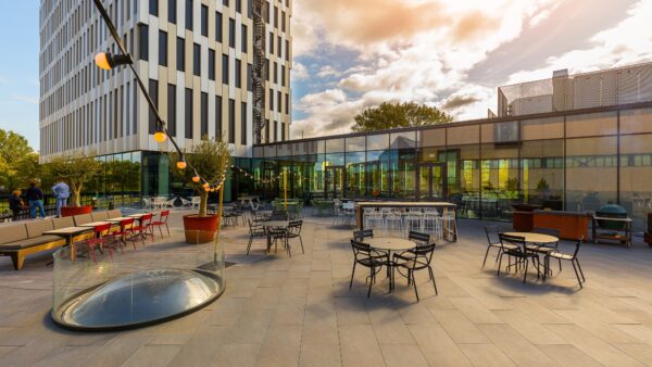 Postillion Amsterdam terras met zitjes