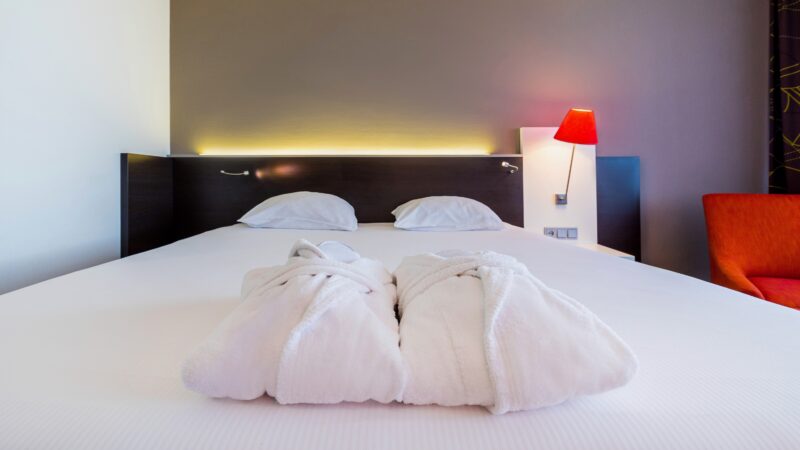 Postillion Hotel & Convention Centre Utrecht Bunnik hotelkamer bed met ochtendjas