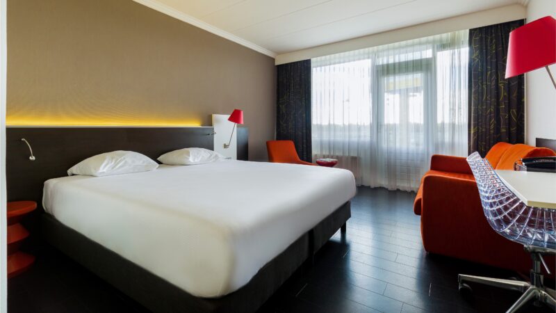 Postillion Hotel & Convention Centre Utrecht Bunnik hotelkamer met rode accenten