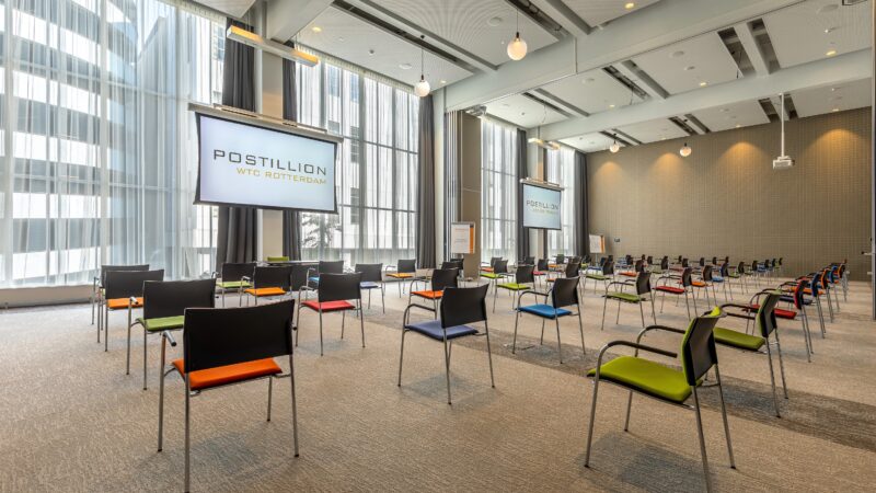 Postillion Hotel & Convention Centre WTC Rotterdam 1,5 meter meeting met gekleurde stoelen
