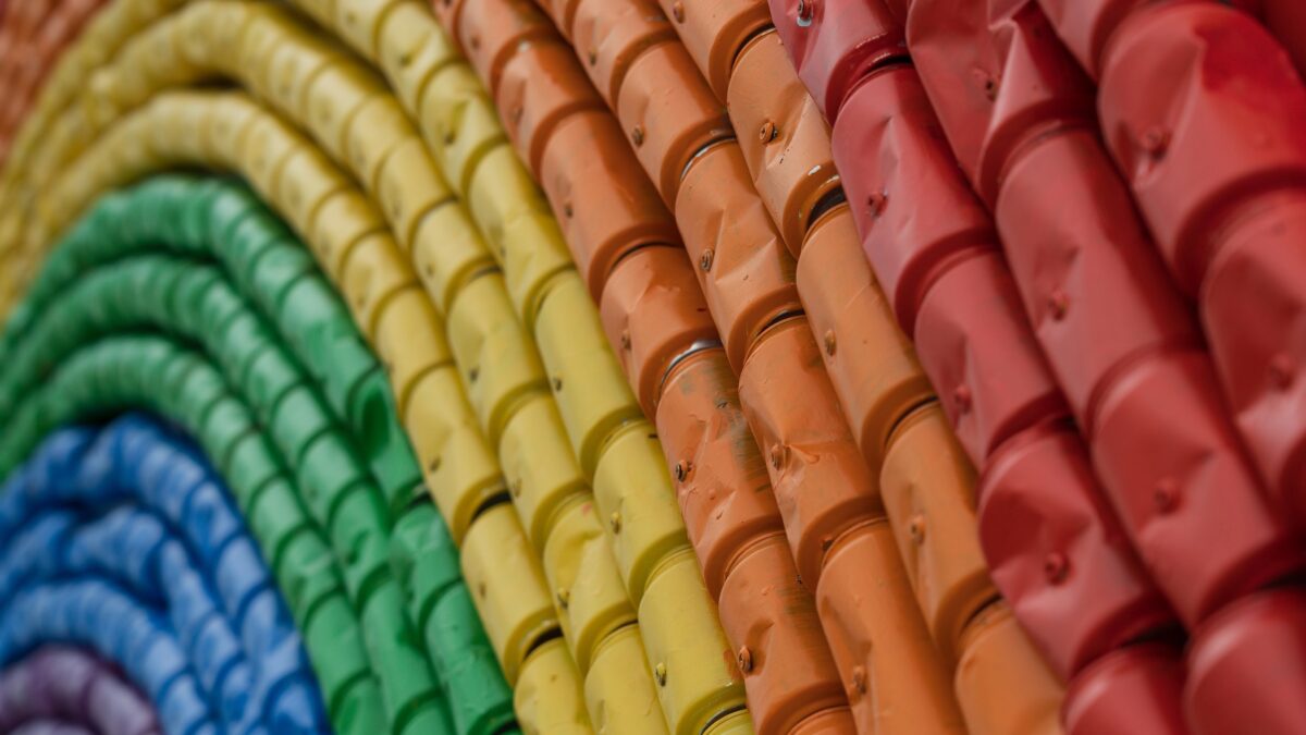 Regenboog van blikjes in verschillende kleuren