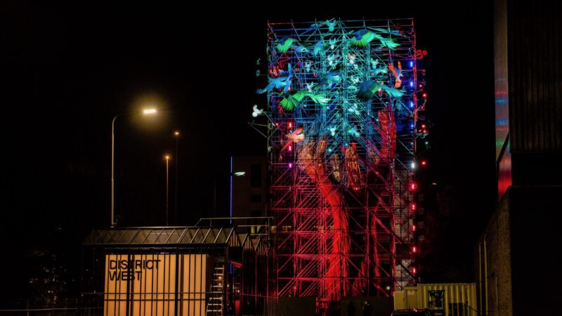 Tree of Hope ode aan de festivalmakers kunstwerk in het donker met gekleurde lichten (foto- Ben Houdijk)
