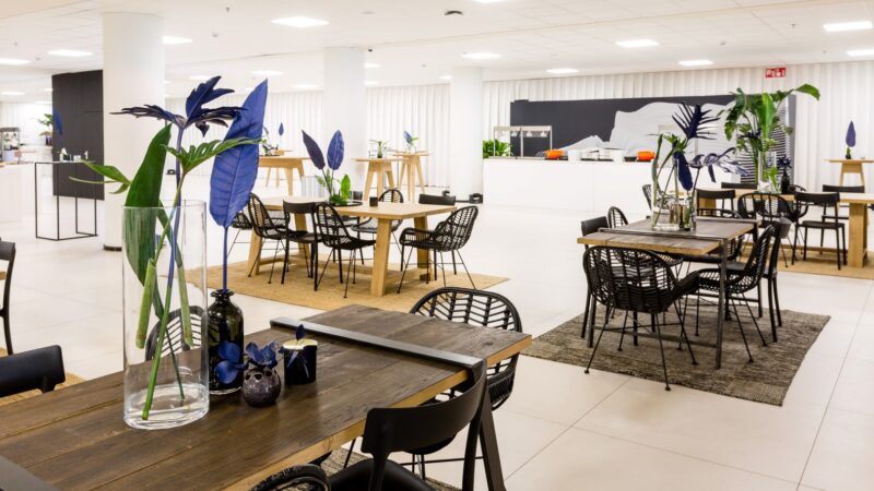 Van der Maarel Eventstyling - Volvo Ocean Race World Forum lunchtafels met zwarte stoelen