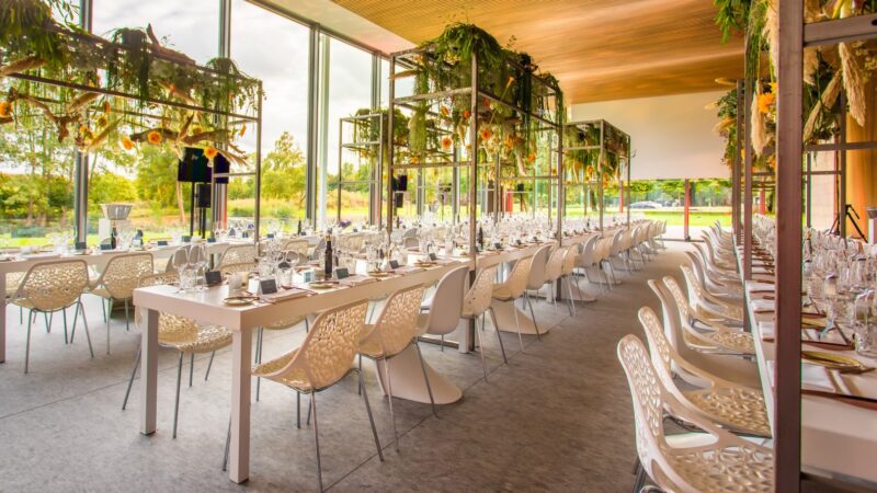 VanderMaarel-Eventstyling lange witte tafels met witte stoelen