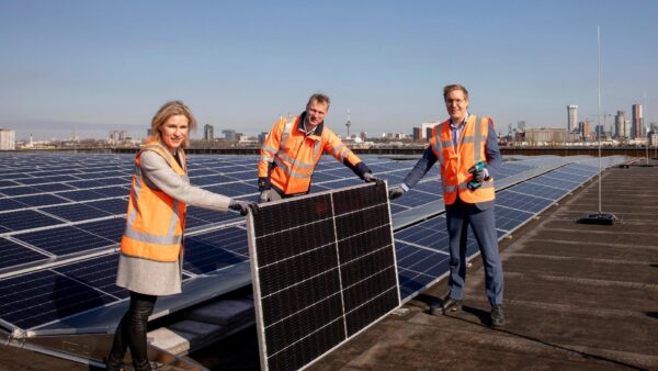 Zonnepanelen op dak van Rotterdam AHOY