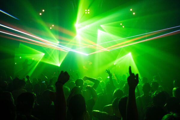 Dansende menigte bij dance event met groene spots - Fieldlab Club Shelter