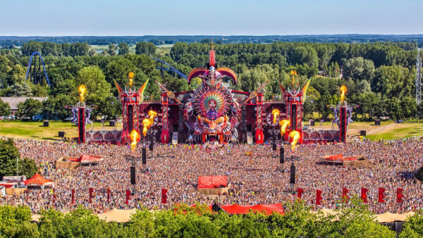 Defqon 1 festival met duizenden mensen voor rood gekleurd podium