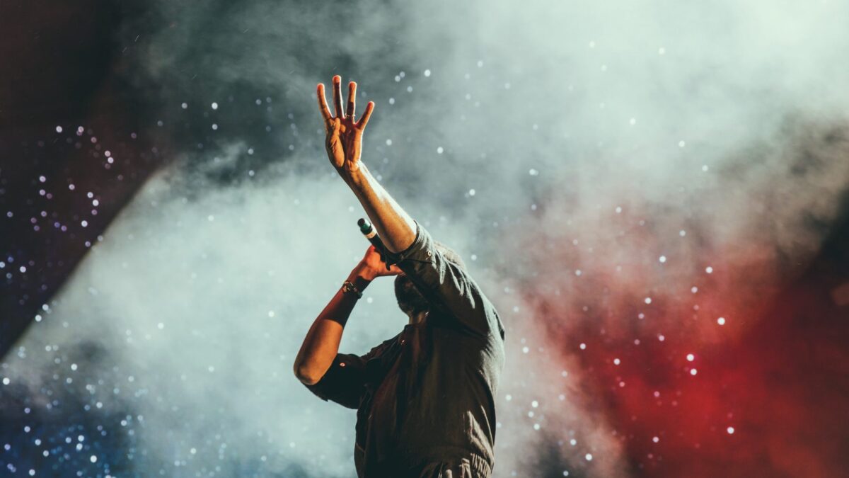 Zanger die 4 vingers in de lucht doet tijdens concert - EventZ