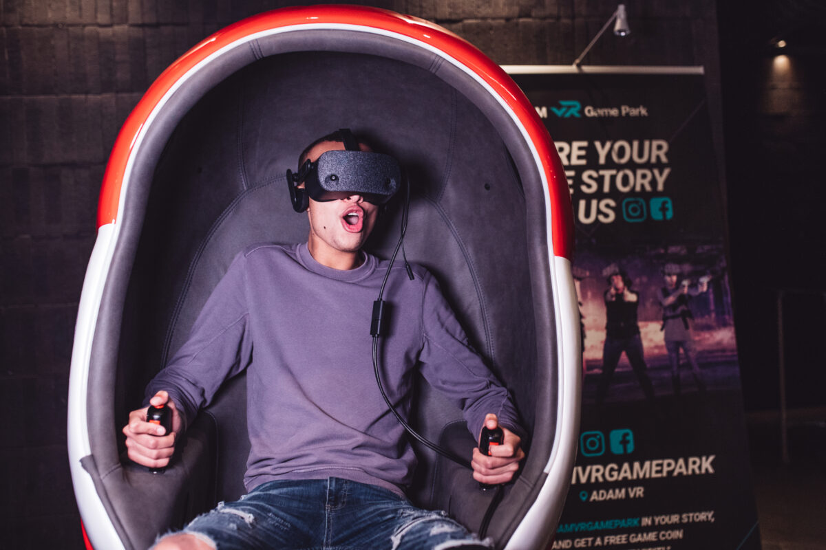 ADAM-VR-Park-VR-experience-in-egg-met-afstandsbedieningen - foto Kirsten van Santen
