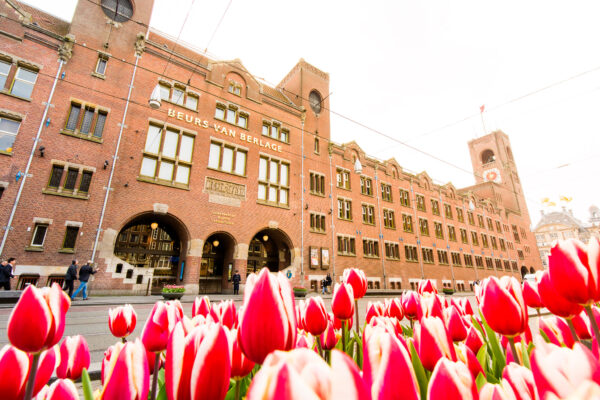 Beurs van Berlage met tulpen (foto: Twycer)