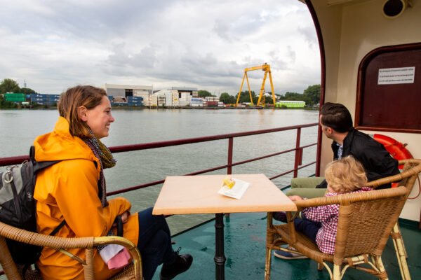 Gezin op een boot - wereldhavendagen