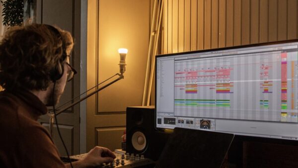 Modern Day Composers - man die muziek maakt op de computer