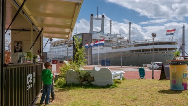 Sunny-Side-Terrace-ss-Rotterdam-terras-naast-boot