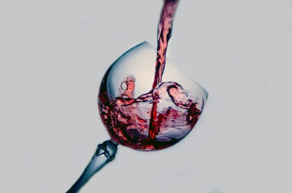 Wijnglas waar wijn in wordt geschonken