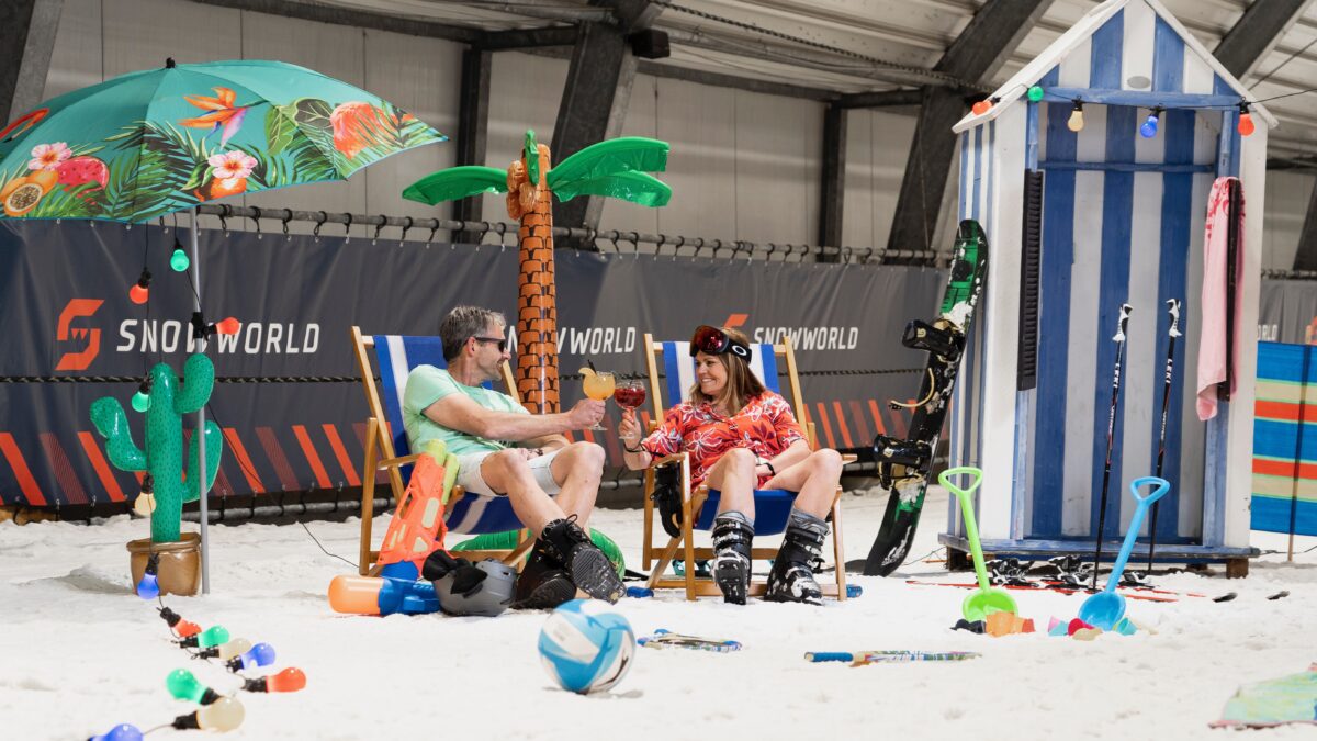 Summer Madness zomerskieen SnowWorld - mensen op strandstoelen