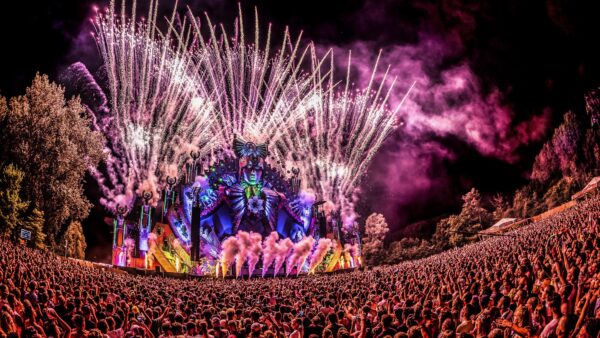 Mysteryland podium met vuurwerk ID&T