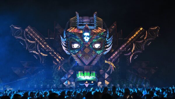 DJ stage op festival - enorme doodshoofd